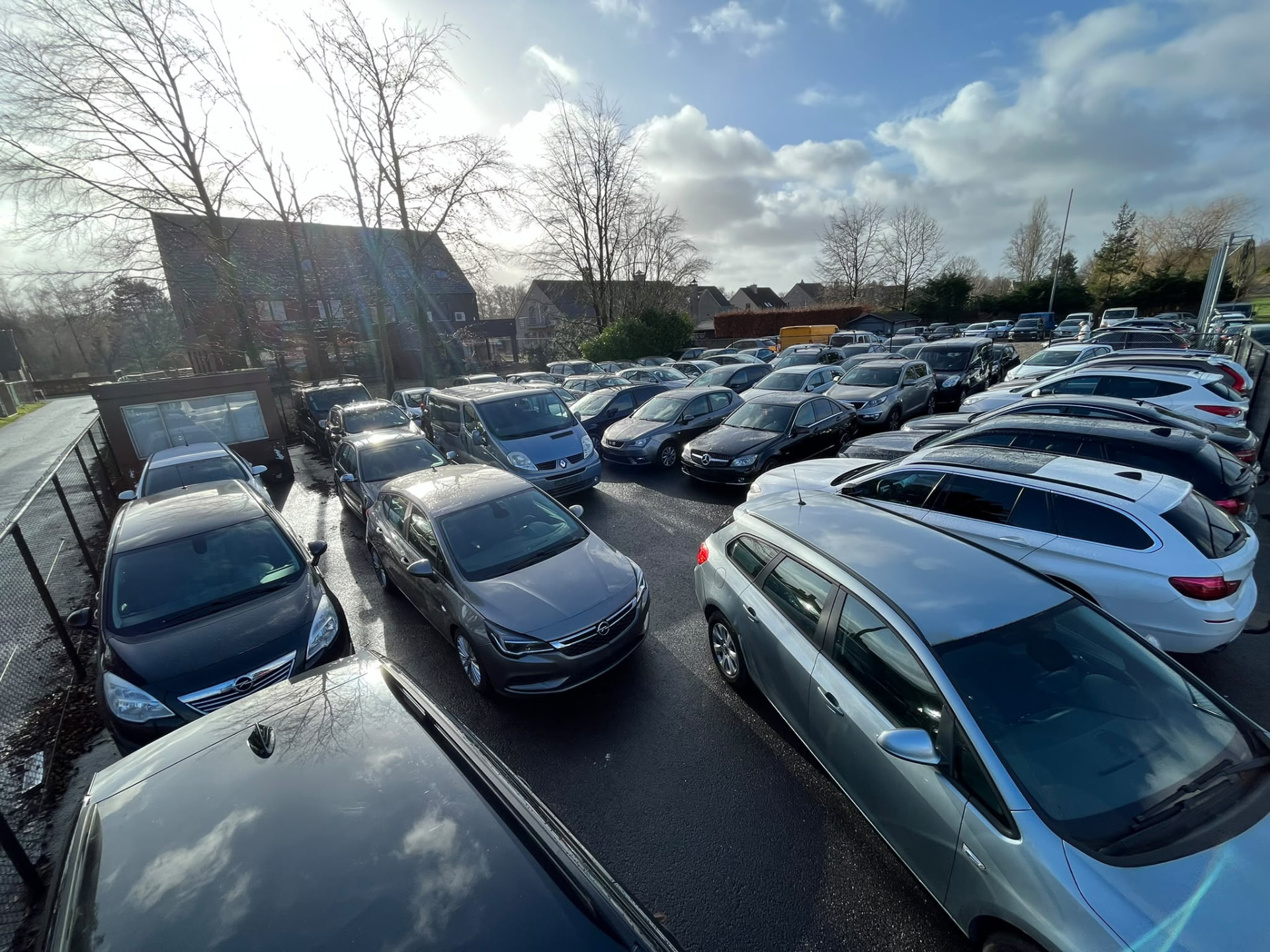 Het autopark en de garage van RIZA-CARS met wagens klaar voor export